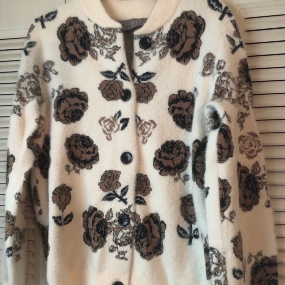 Cyrus floral cardigan size small‎